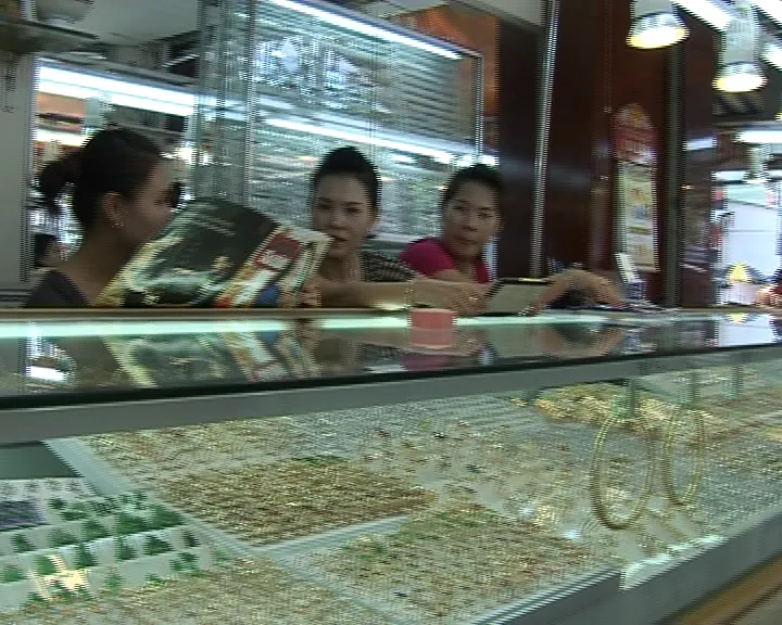 Nhân viên bán vàng chưa bao giờ rỗi rãi như lúc này. Ảnh chụp lúc 11 giờ tại một tiệm vàng ở quận 5. Ảnh: Phú Khuynh